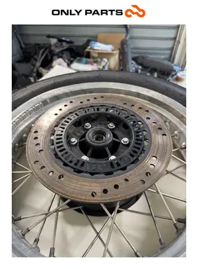 Cerchio posteriore Moto Guzzi V7 III Special 750cc 2019 Azzurro usato — foto reale 11