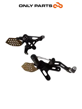 Coppia pedane guidatore KTM Super Duke 990cc 2006 Nero/Arancione usato — foto reale 3
