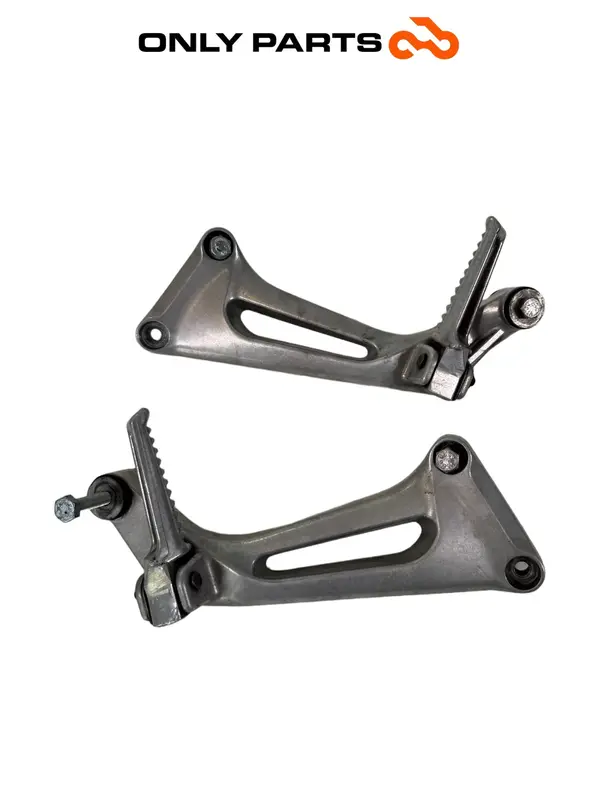 COPPIA PEDANE POGGIAPIEDI PASSEGGERO HONDA VTR 1000 F 1999 / REAR FOOTREST PEGS — 2