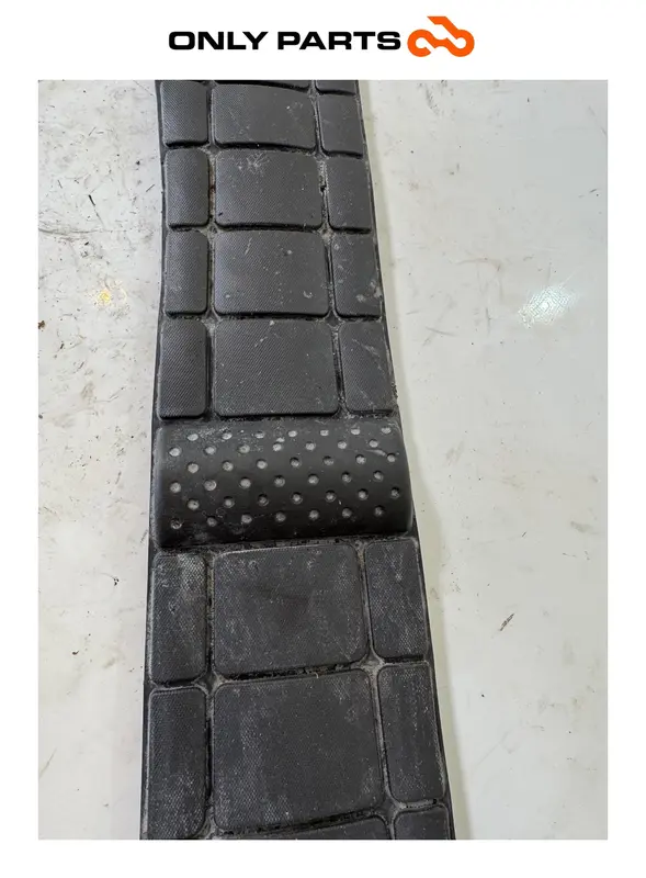 COPPIA TAPPETI PEDANA IN GOMMA SUZUKI BURGMAN 650 CC 2010 / FOOTREST RUBBER MATS — 4